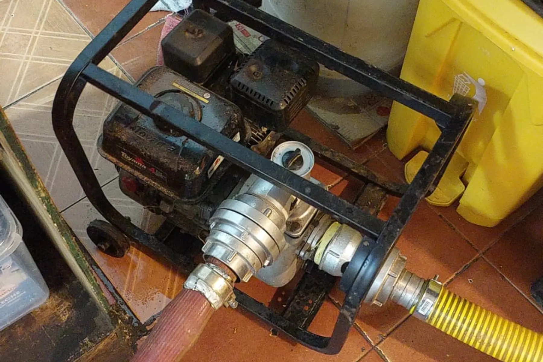 Motobomba utilizada para extracción de aguas acumuladas
