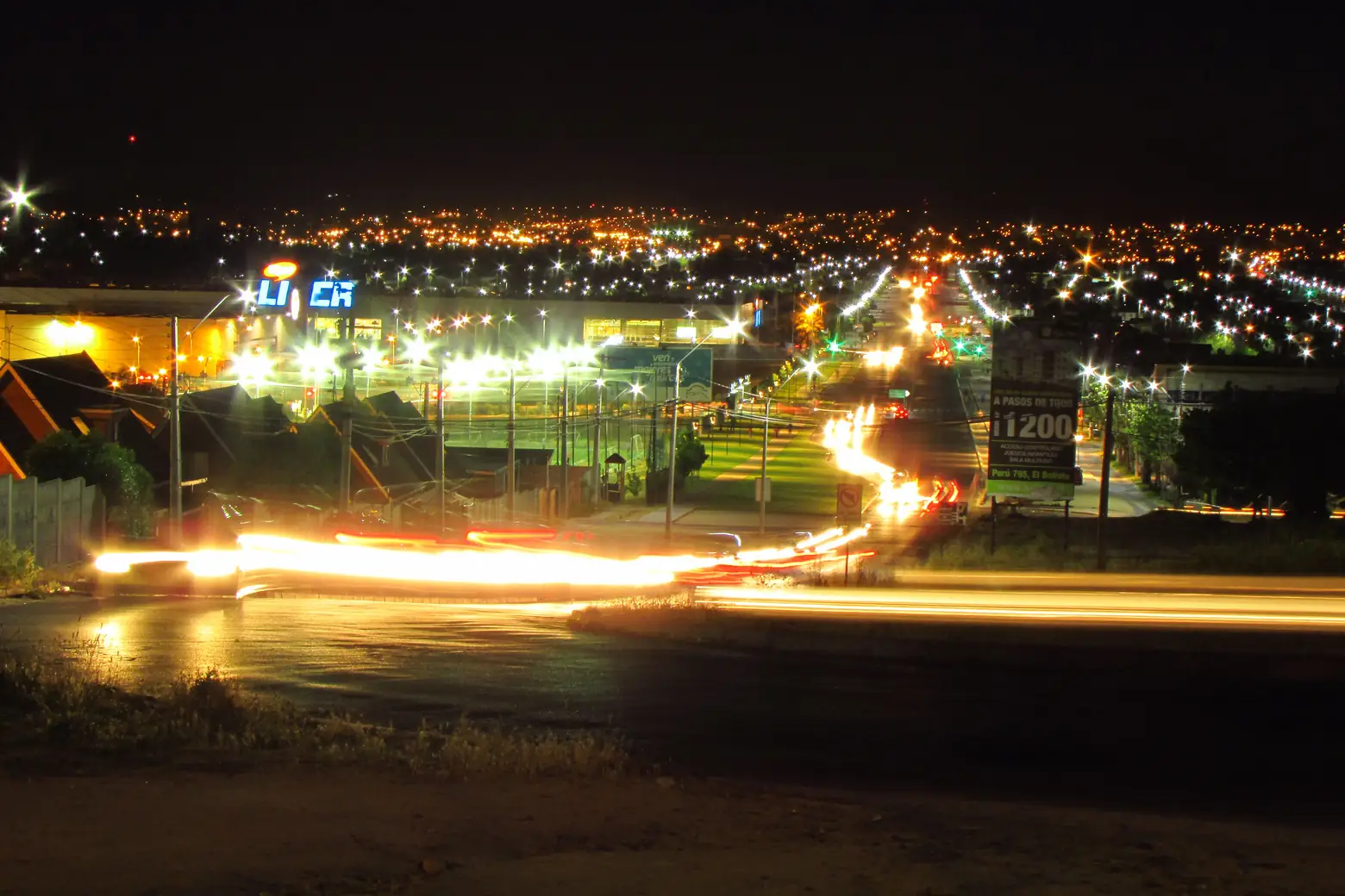 Vista nocturna del entorno urbano de El Belloto en Quilpué