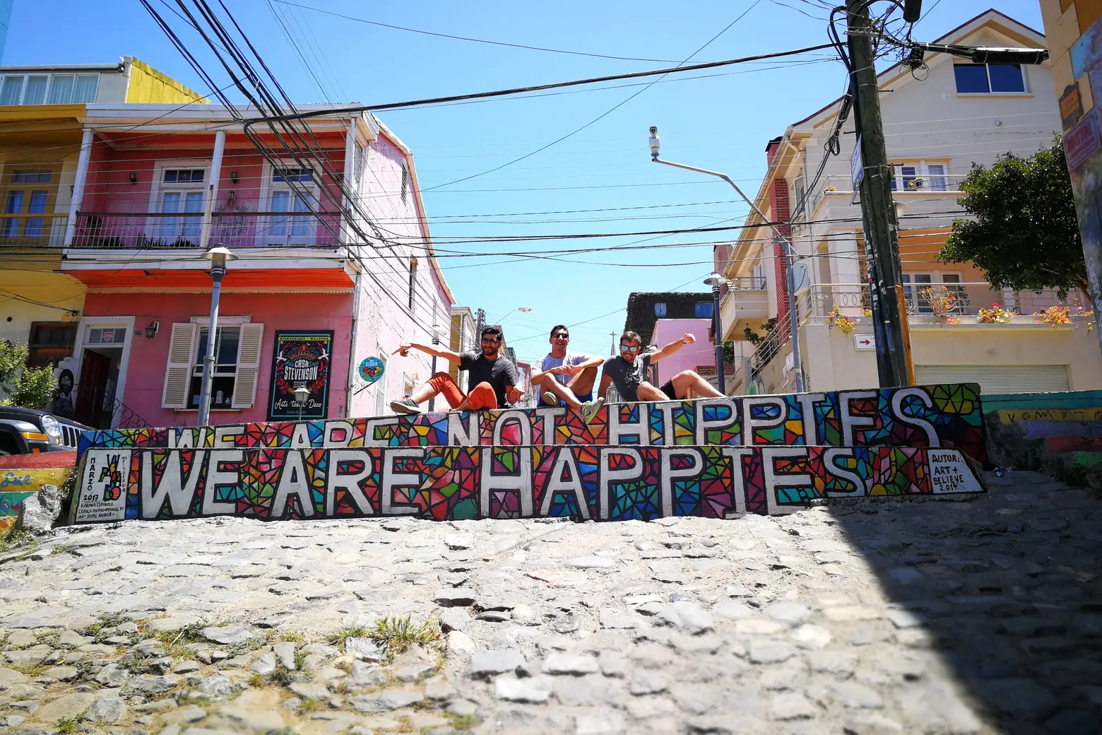 Fachadas coloridas y arte urbano del Cerro Alegre de Valparaíso