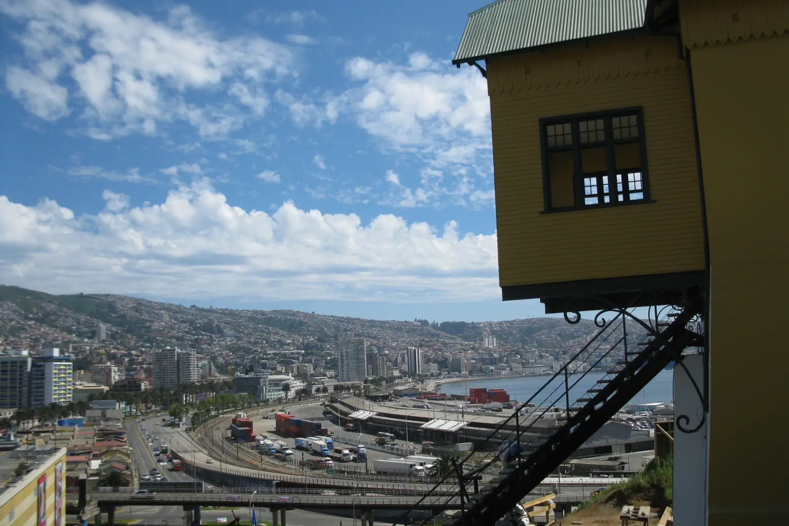 Ascensor Barón y vista urbana de Valparaíso