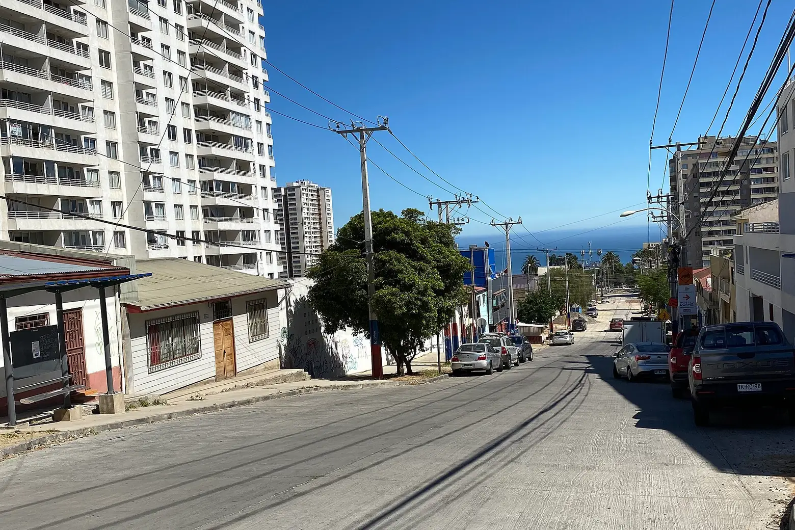 Calle residencial del Cerro Placeres con vista hacia Valparaíso