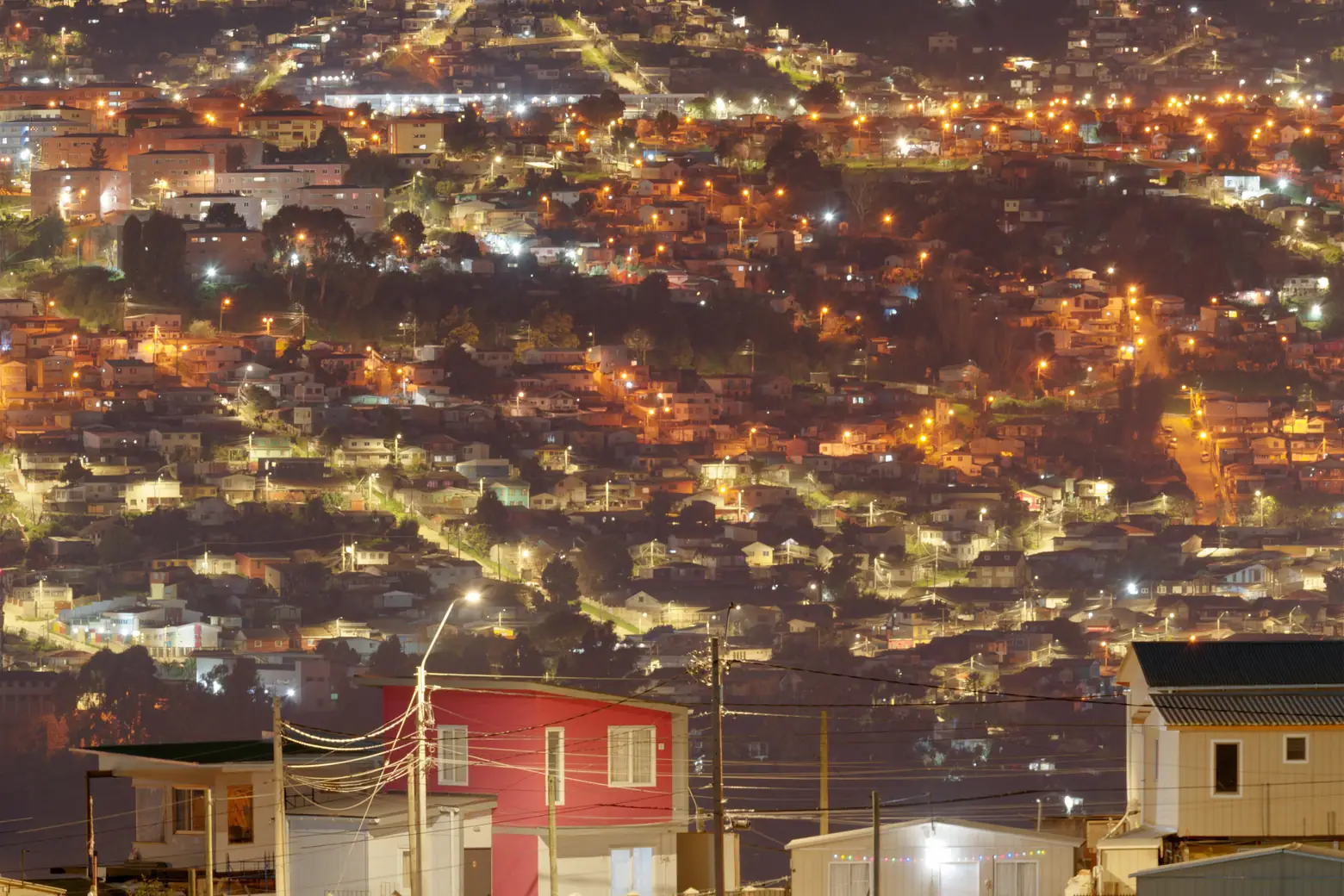 Laderas urbanas iluminadas del sector Forestal en Viña del Mar