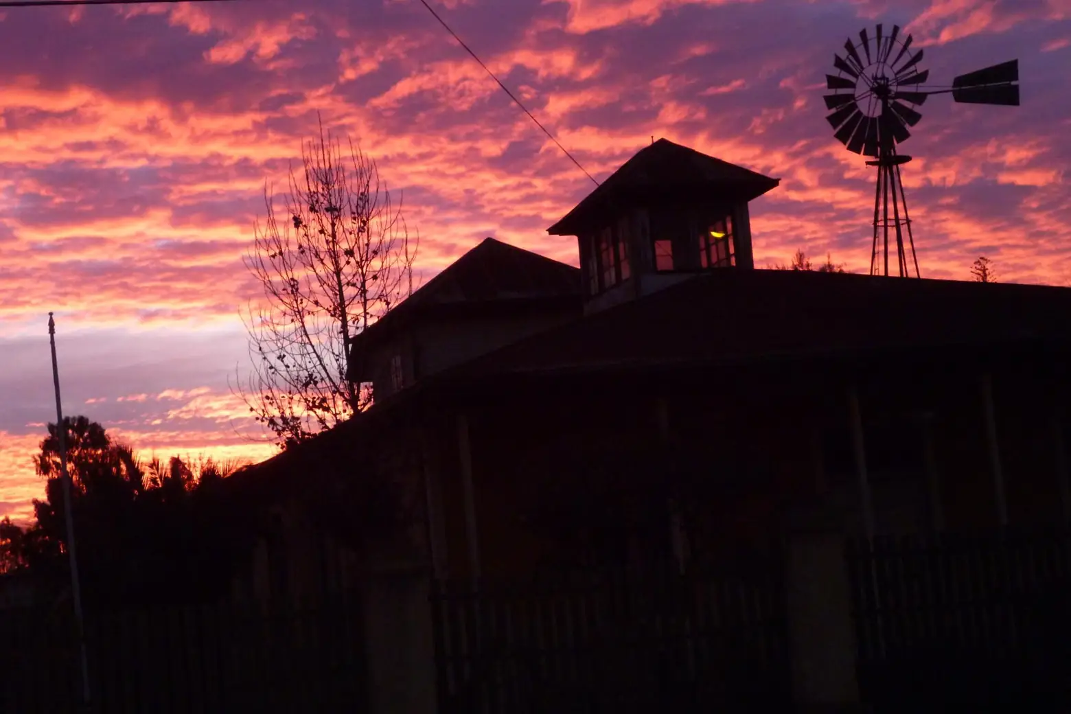 Atardecer y antiguo molino en Peñablanca, Villa Alemana