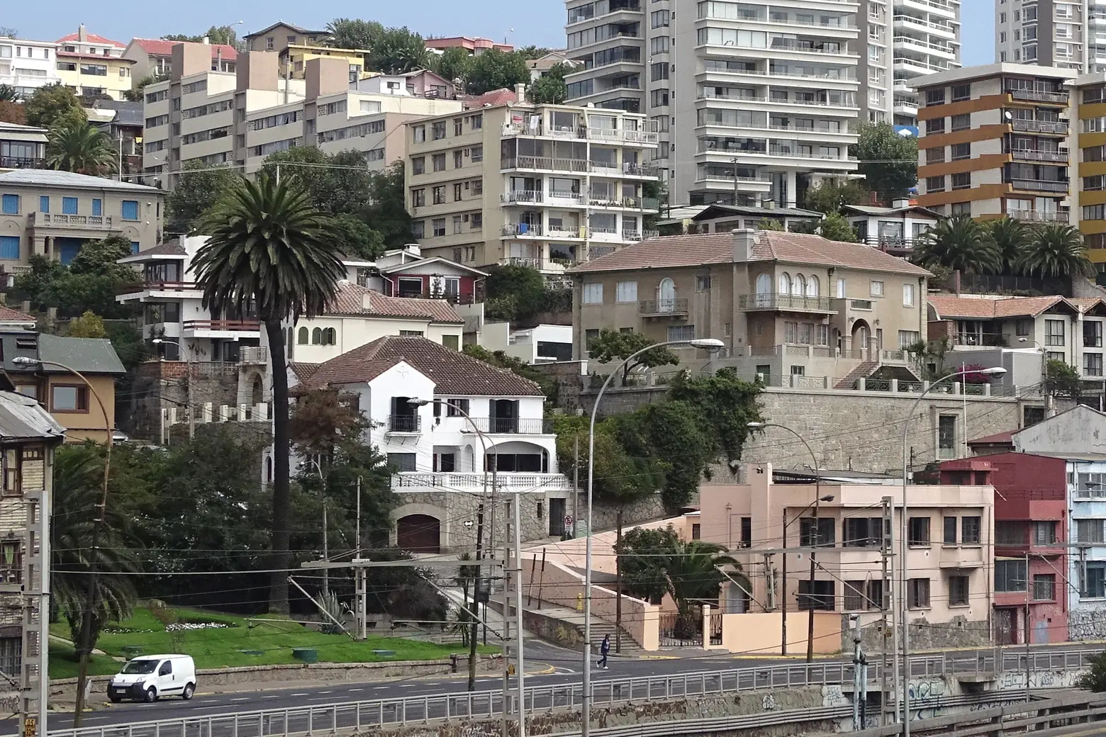 Edificios residenciales y laderas del sector Recreo en Viña del Mar